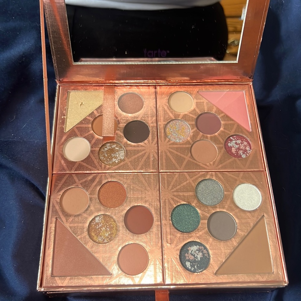 Tarte Holiday Palette- 4 palettes plus bonus